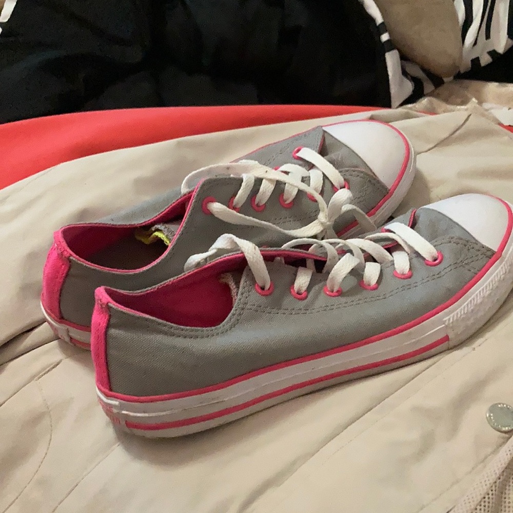 Grey and pink converse.